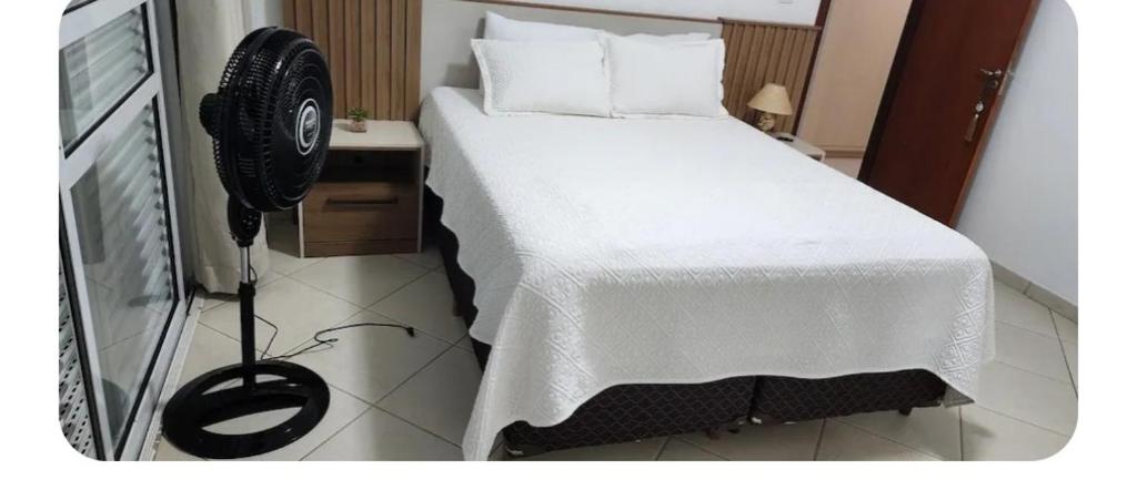 מיטה או מיטות בחדר ב-Quarto no Apartamento Neves