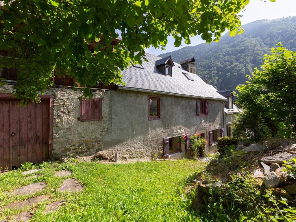 an old stone house on a hill with green grass at Maison Avajan, 3 pièces, 5 personnes - FR-1-695-53 in Avajan