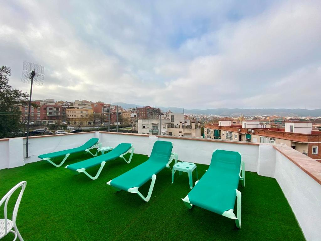 un grupo de sillas en el techo en Casa Horta View By MyRentalHost, en Barcelona