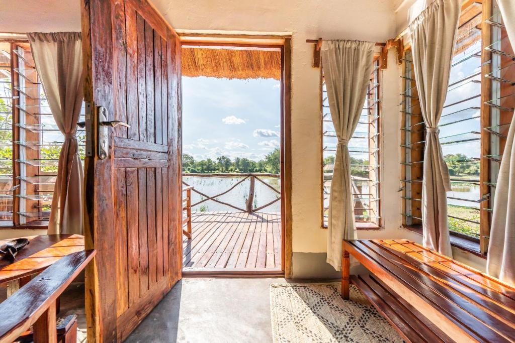una puerta abierta en una habitación con balcón en Njobvu Safari, en Kakumbi