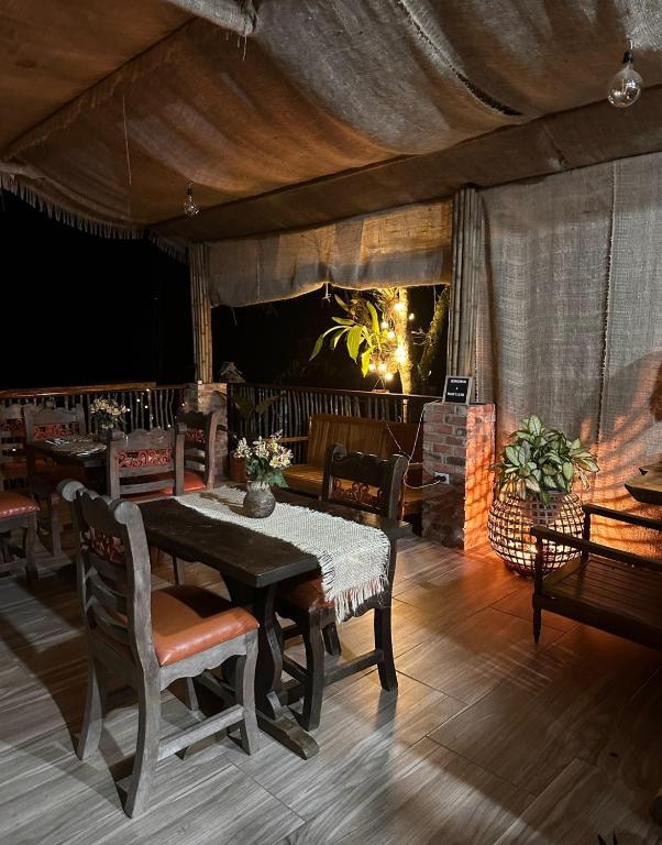 Area soggiorno di Montelena Glamping