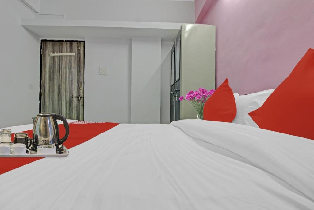 1 dormitorio con 1 cama blanca grande con almohadas rojas en Flagship Happy Stay, en Méribel Village
