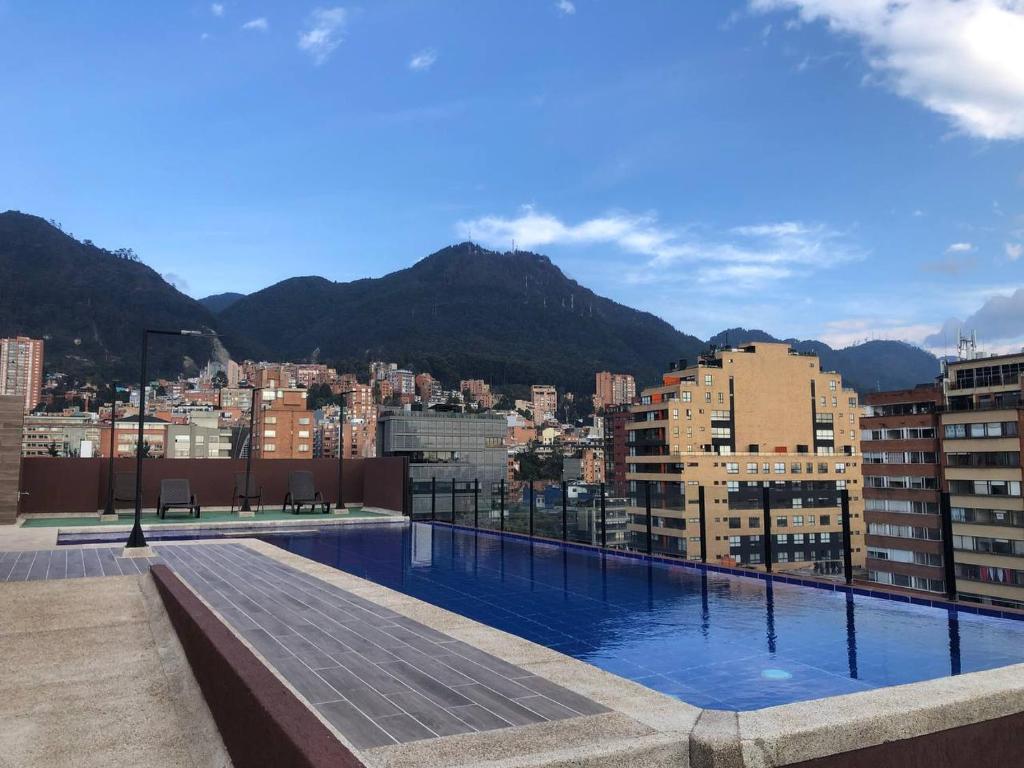 vistas a la ciudad desde el techo de un edificio en Cómodo Apartamento en Bogotá, Chapinero Central - Theatron, en Bogotá