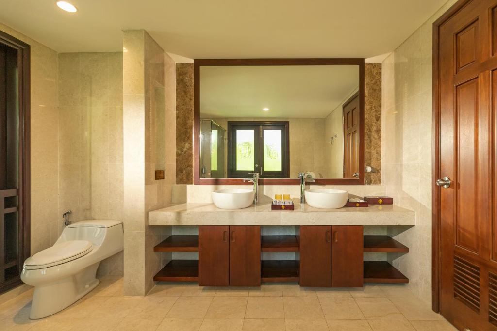 Koupelna v ubytování Da Nang Beach Villa Resort