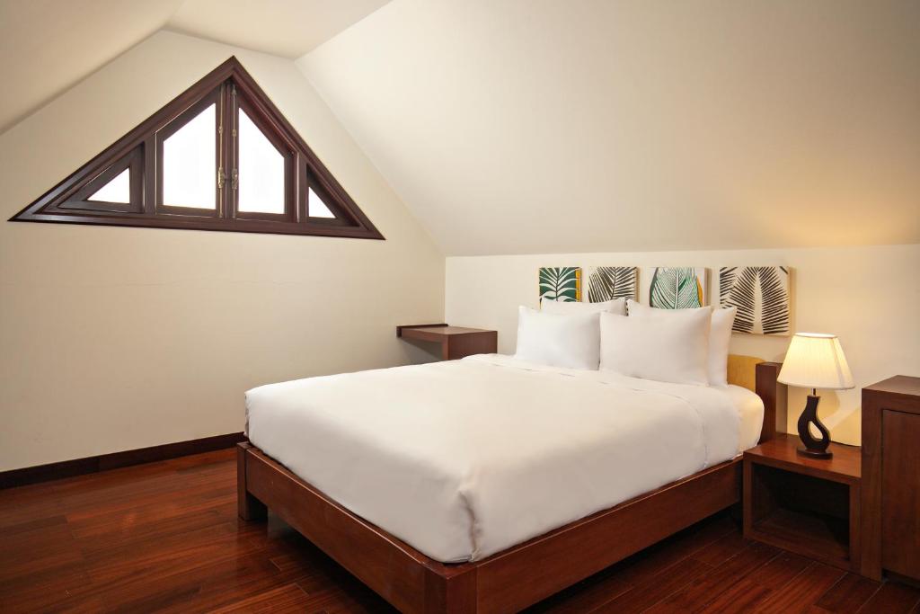Postel nebo postele na pokoji v ubytování Da Nang Beach Villa Resort