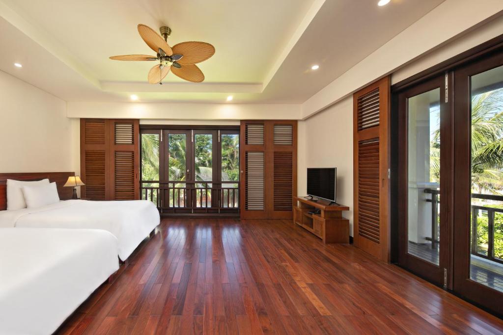 Postel nebo postele na pokoji v ubytování Da Nang Beach Villa Resort