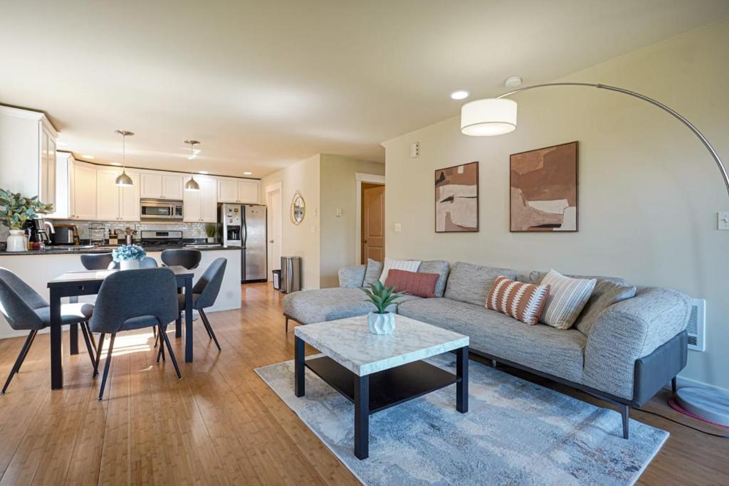 un soggiorno con divano e tavolo di Stylish North Seattle Townhouse- Dual Master Suites a Seattle