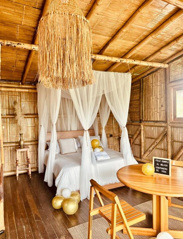 una camera con letto e tavolo di Montelena Glamping a Vergara