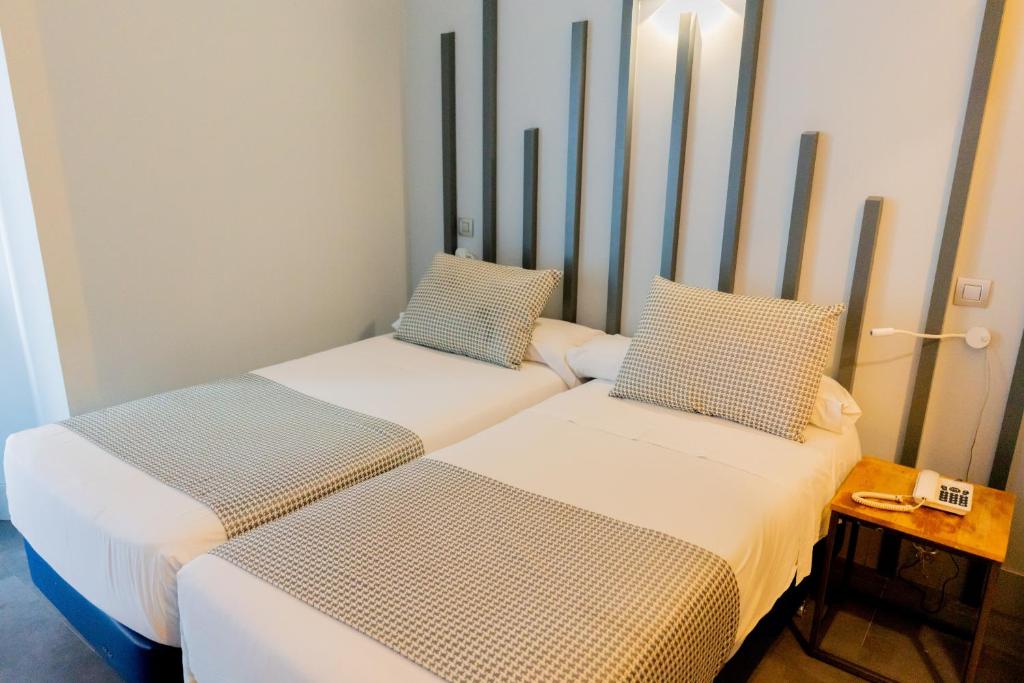 Postel nebo postele na pokoji v ubytování Hostal Carmen-Gran Vía