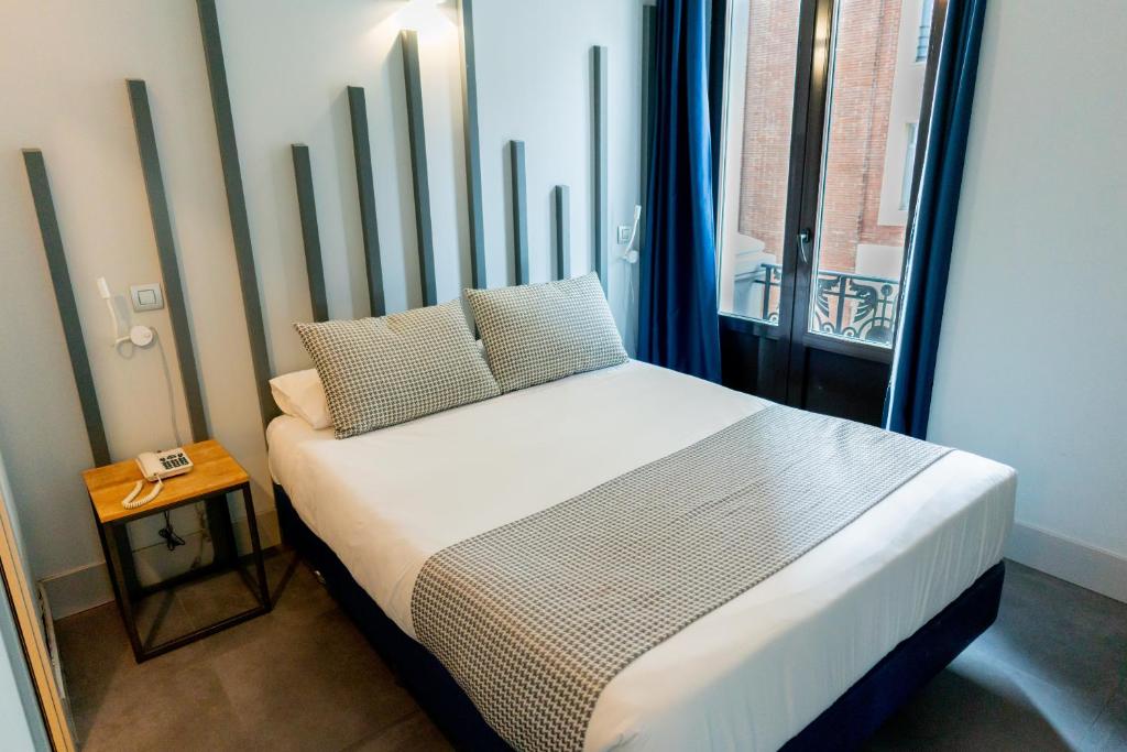 Postel nebo postele na pokoji v ubytování Hostal Carmen-Gran Vía