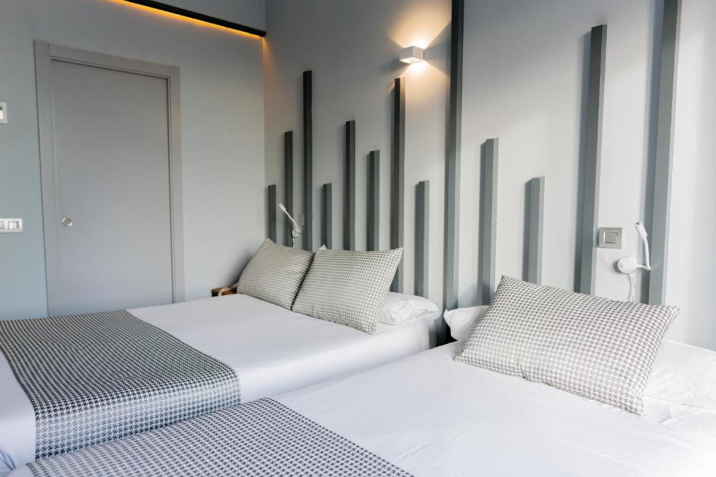 Postel nebo postele na pokoji v ubytování Hostal Carmen-Gran Vía
