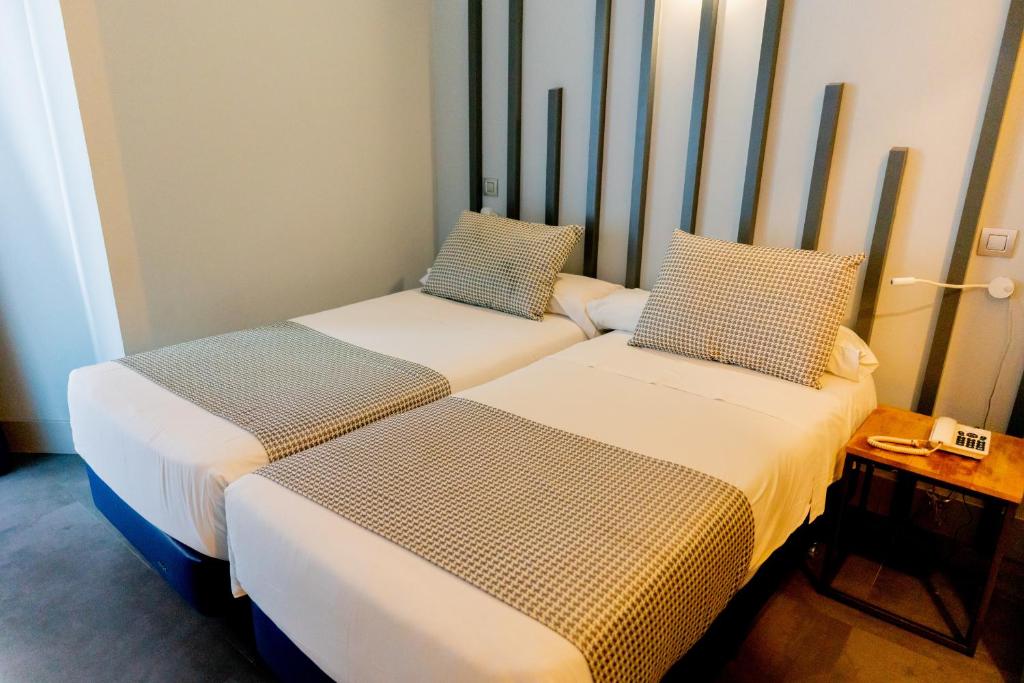 Postel nebo postele na pokoji v ubytování Hostal Carmen-Gran Vía