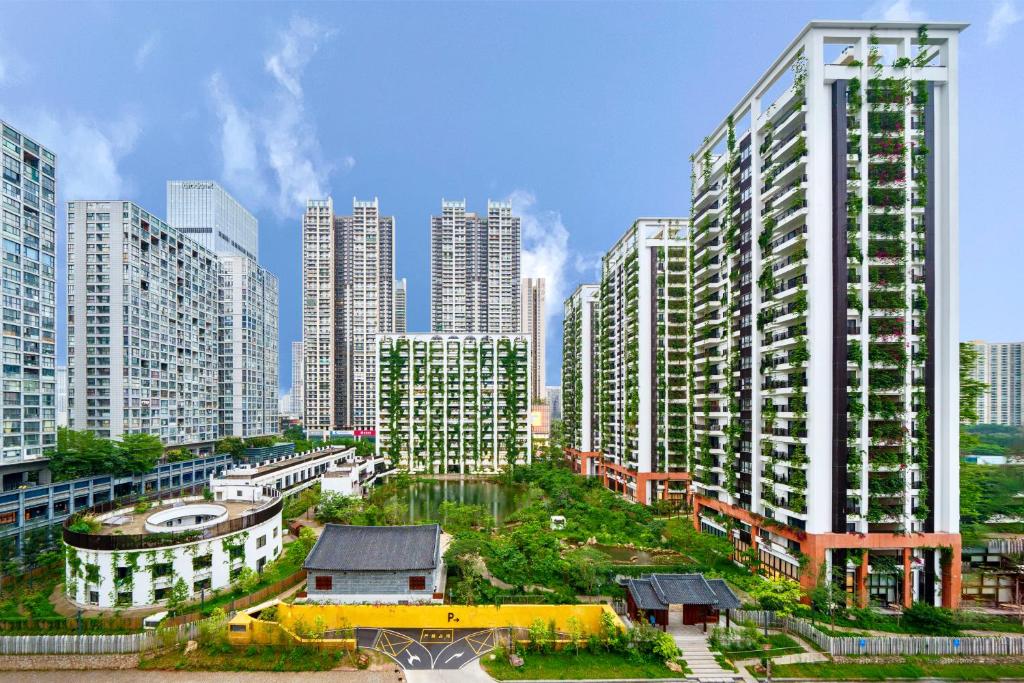 widok na miasto z wysokimi budynkami w obiekcie Taihua Wutong Apartment w mieście Bao'an
