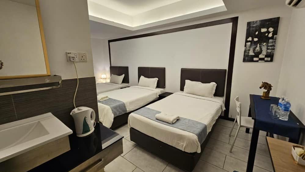Postel nebo postele na pokoji v ubytování Warisan Hotel Kota Kinabalu