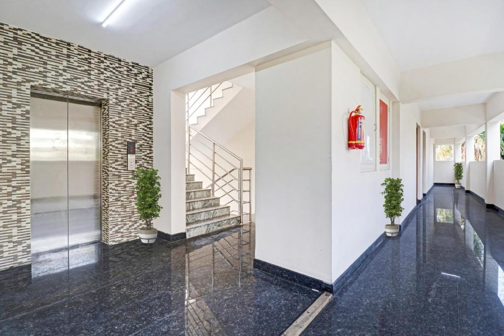 un couloir avec un escalier et un mur en briques dans l'établissement OYO Poptavern Premium, à Trivandrum