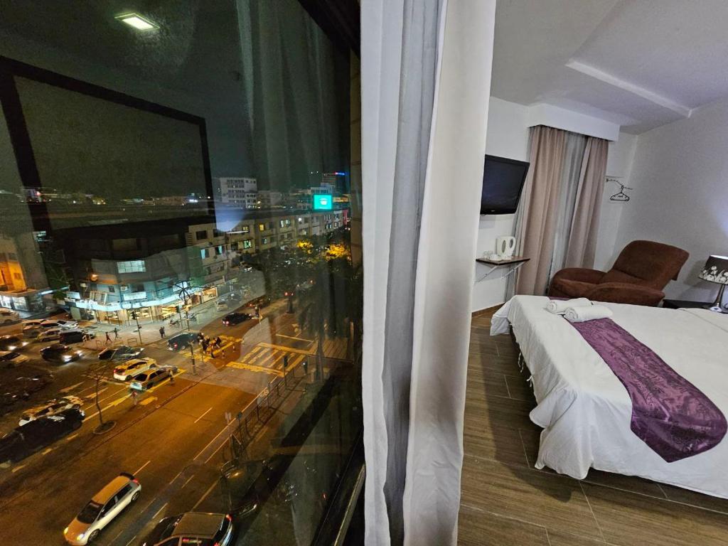 Postel nebo postele na pokoji v ubytování Warisan Hotel Kota Kinabalu