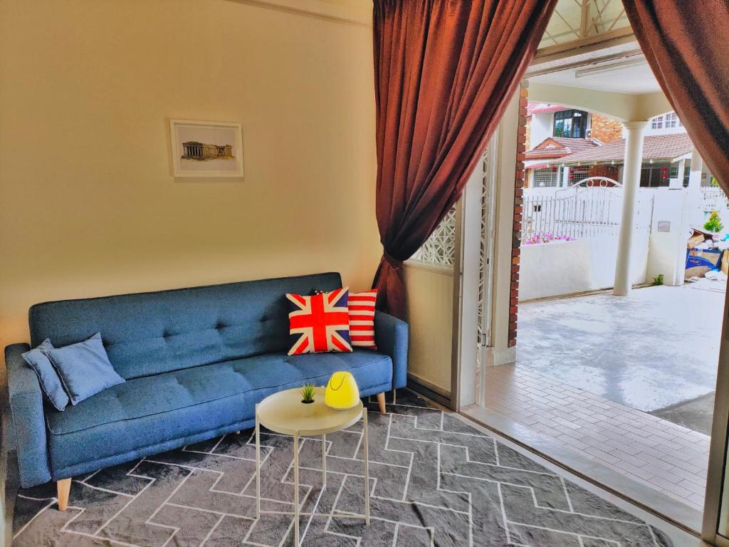 Khu vực ghế ngồi tại Queensbay Mall, Up to 5 Pax, 2 Bedrooms, 1 Bathroom, 1 Car Park by Star Home