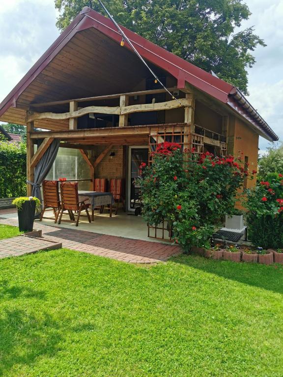 Vonkajšia záhrada v ubytovaní Domek nad jeziorem