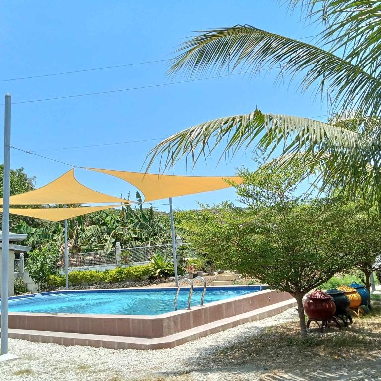 Πισίνα στο ή κοντά στο Beachfront Mansion and Seascape Villas Calatagan with Outdoor Pool