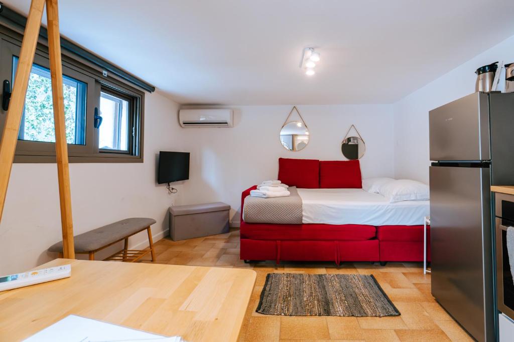 Postel nebo postele na pokoji v ubytování Sibylla Deluxe Studio with Terrace and Hammock