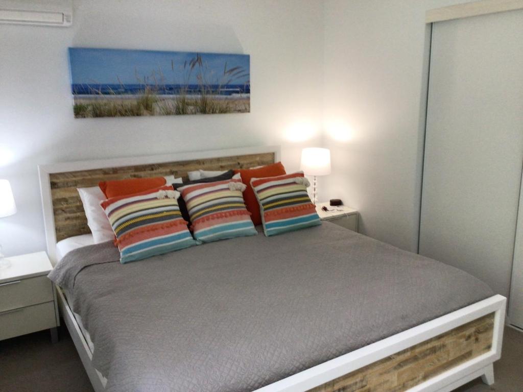 sypialnia z łóżkiem z 2 poduszkami w obiekcie Secluded tropical apartment w mieście Palm Cove