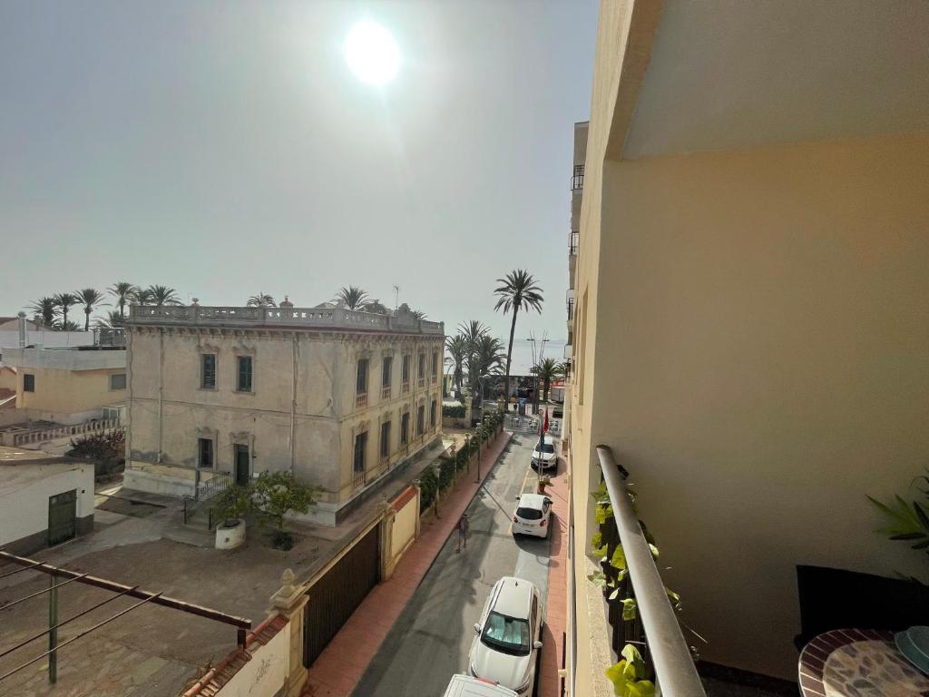 une vue d'une rue de la ville depuis un bâtiment dans l'établissement Casa Santiago de Ribera, Murcia - Blue Sky Property, à Santiago de la Ribera