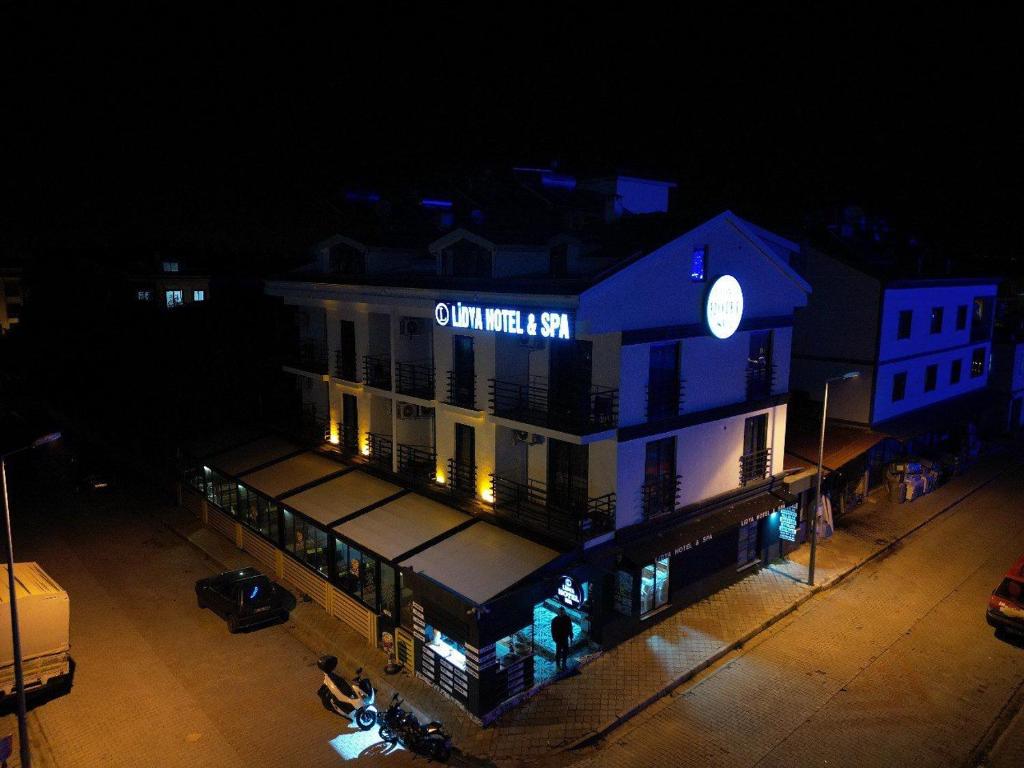 uma vista geral de um edifício à noite em Lidya Hotel em Fethiye