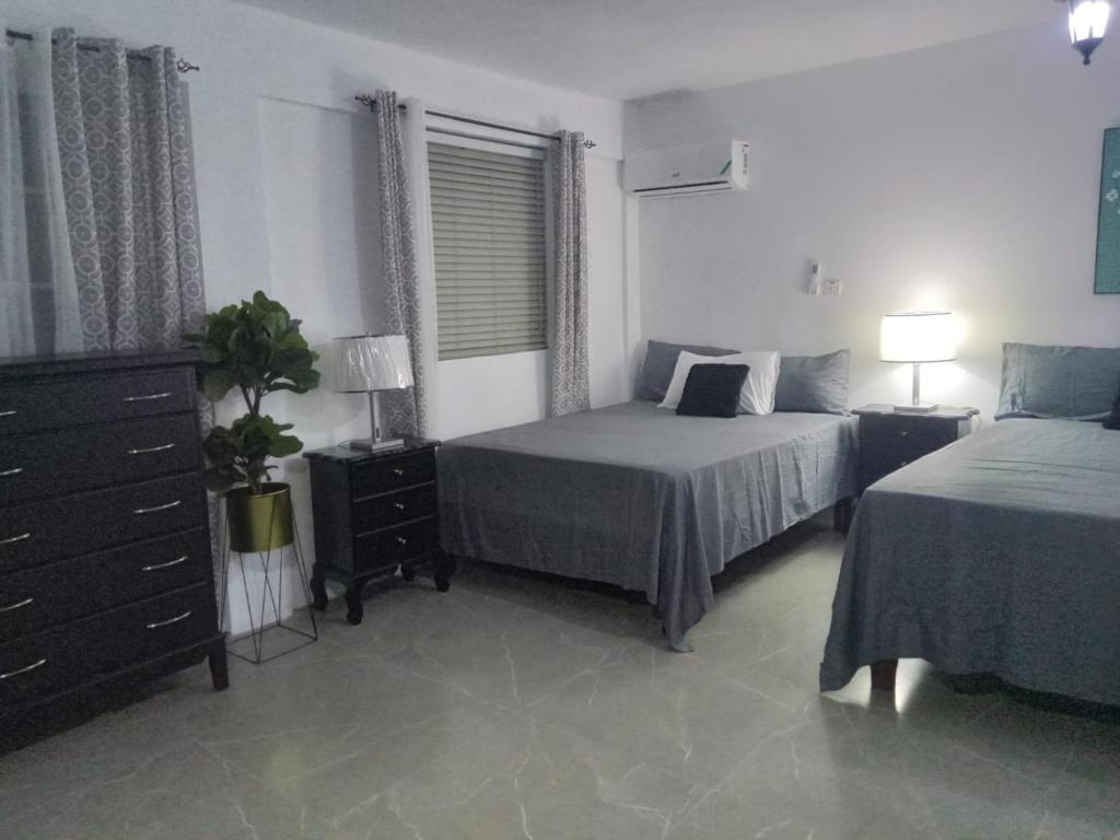 1 Schlafzimmer mit 2 Betten und einer Kommode in der Unterkunft Sashamani Villa D in Saint Mary