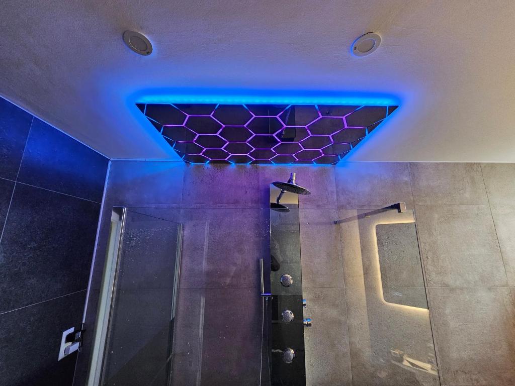 Vannituba majutusasutuses Suite Spa, Jacuzzi & Sauna