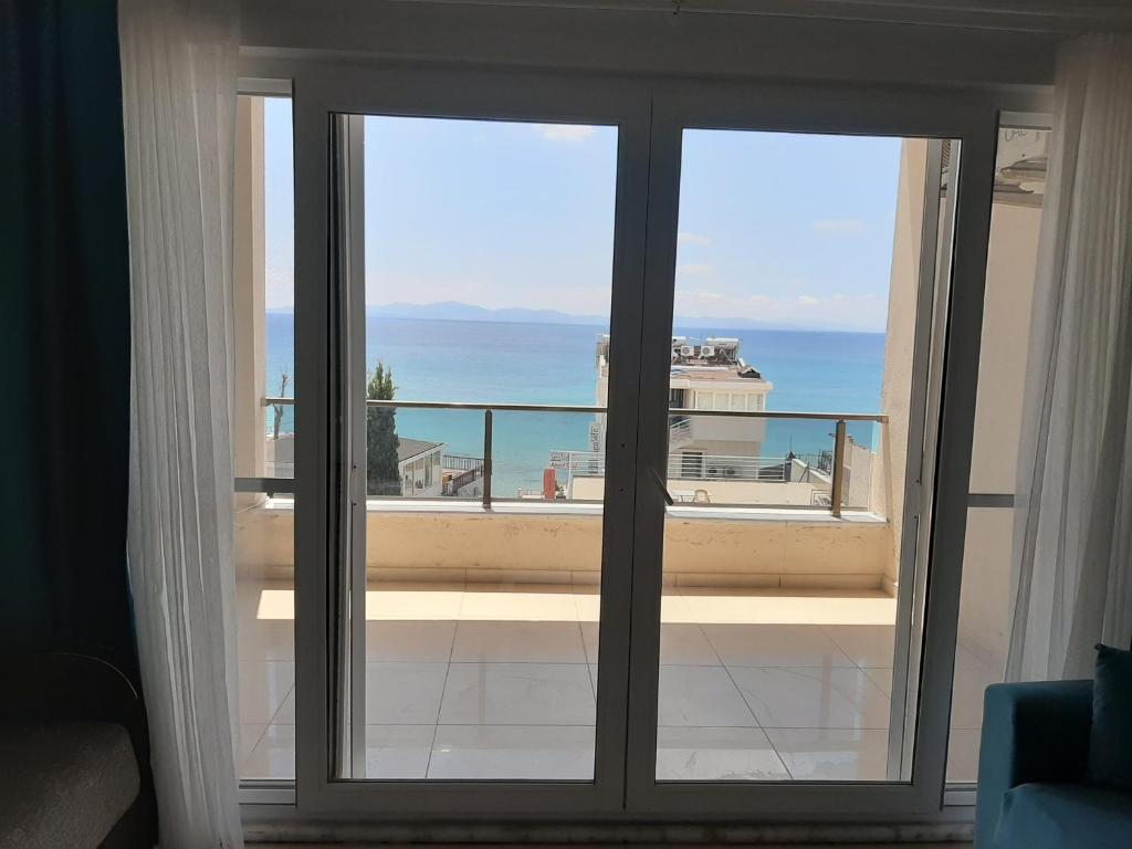 een kamer met uitzicht op de oceaan vanaf een balkon bij Antioch Apart Otel in Didim