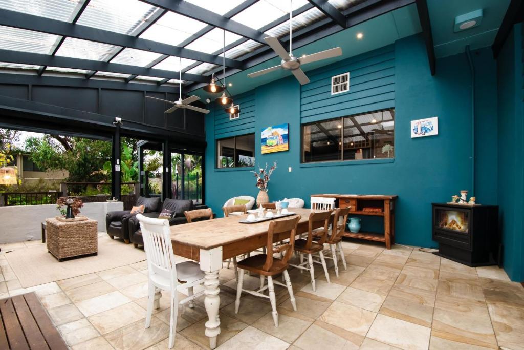 une salle à manger avec une table et des chaises en bois dans l'établissement Blue Haven Pet Friendly Retreat, à McCrae