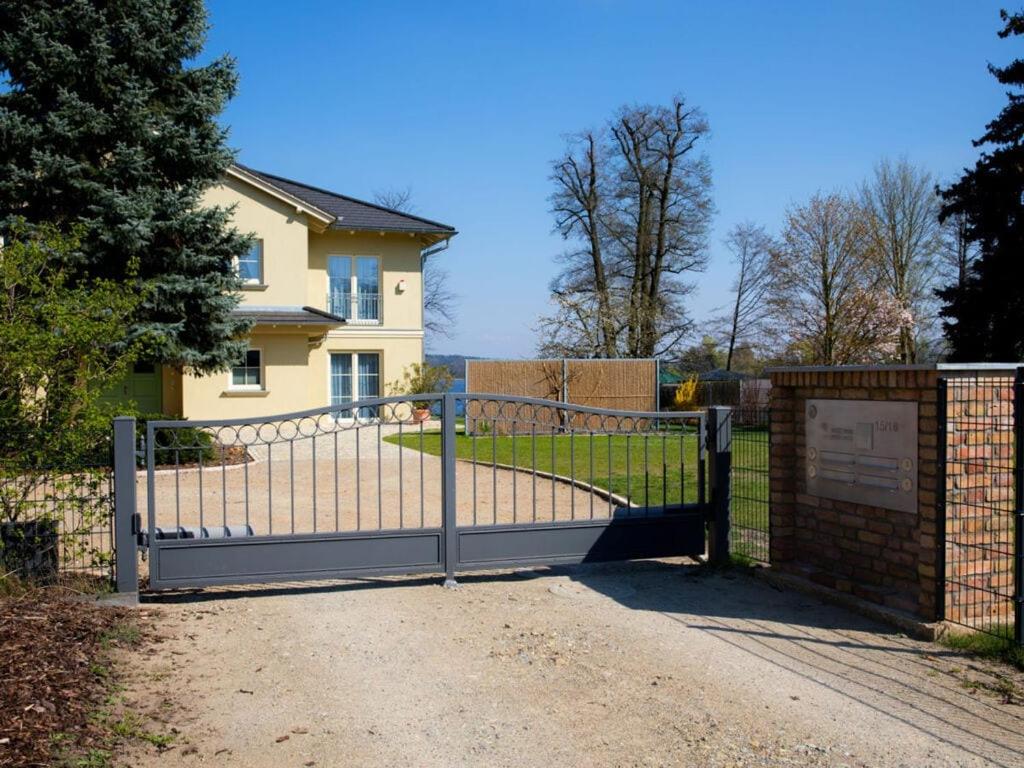 un portail en face d'une maison dans l'établissement Casa sul Lago Modern retreat, à Gallin