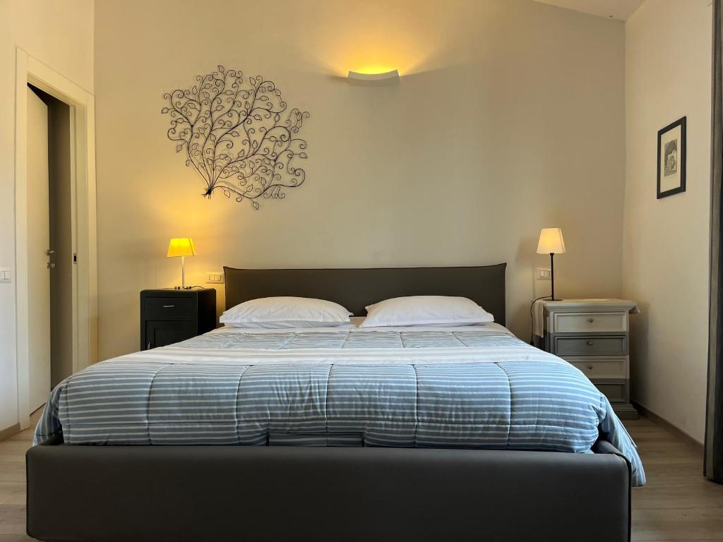 een slaapkamer met een groot bed met 2 kussens bij Home in Orvieto - Via dei Dolci in Orvieto