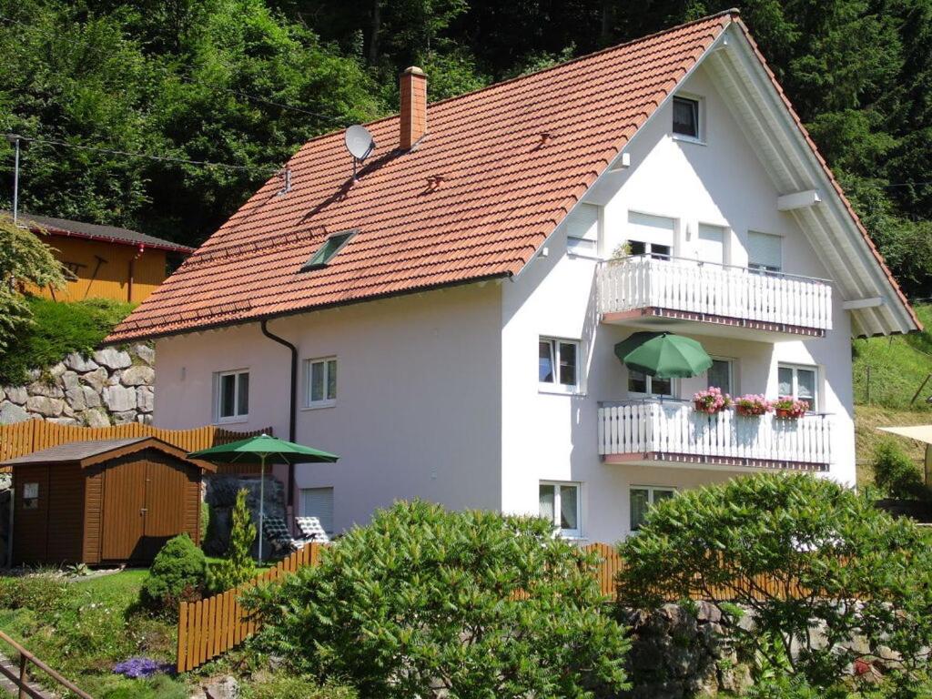 una casa blanca con techo naranja en Am Reichenbach Modern retreat, en Freiamt