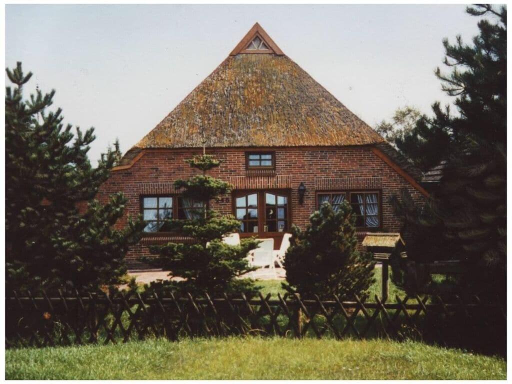uma grande casa de tijolos com um telhado de palha em Strandnelke Modern retreat em Sehestedt