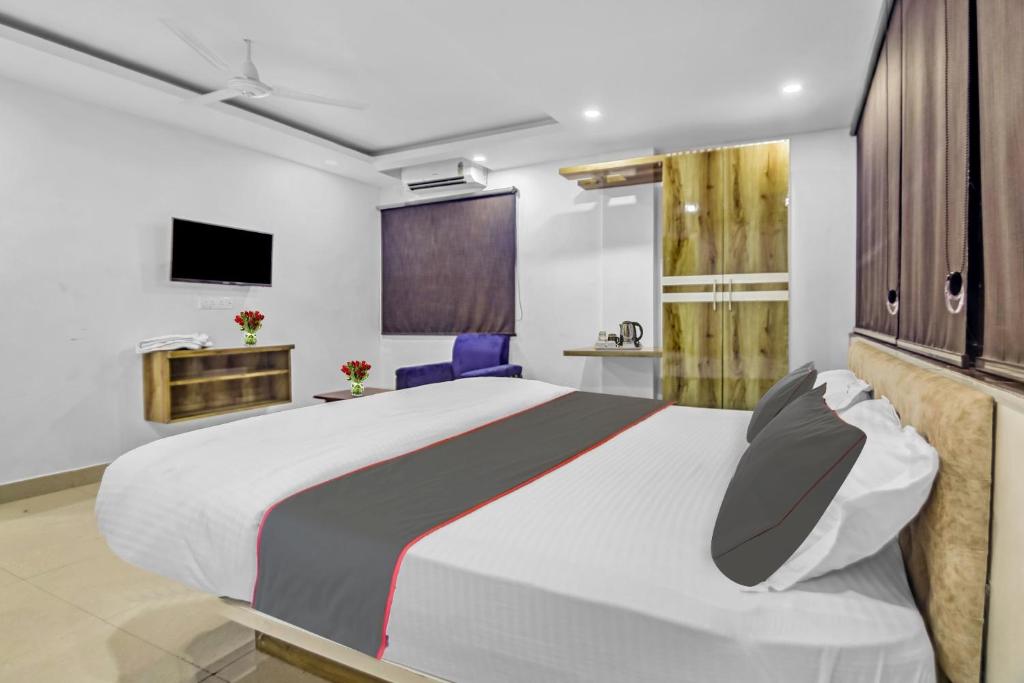 um quarto com uma cama grande e uma televisão em Super Capital O The Jumar em Silwai