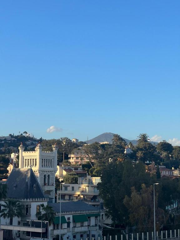 - une vue sur une ville avec un bâtiment blanc dans l'établissement Cozy Studio Near Promenade, à Nice