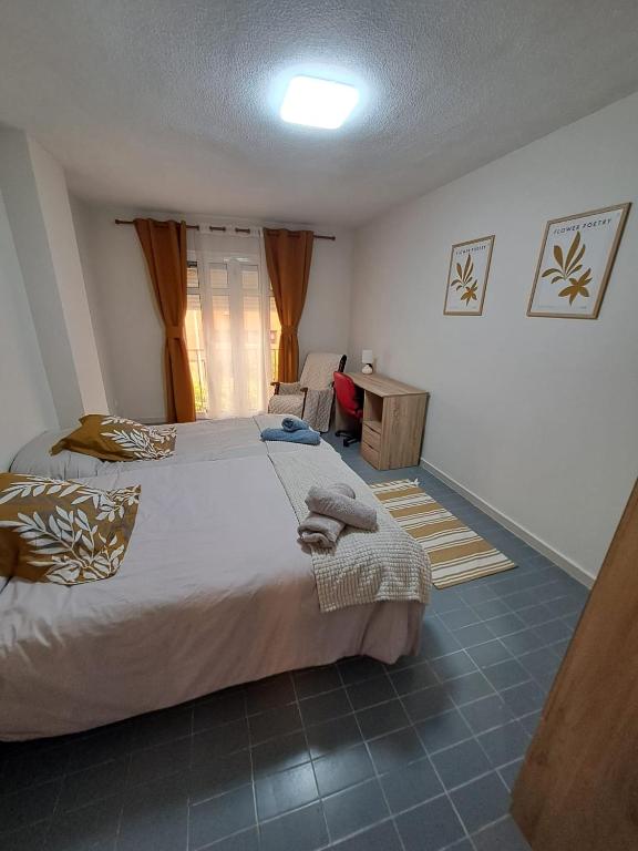 1 dormitorio con 1 cama grande y 1 silla en RAYMAR HOUSE, en Melilla