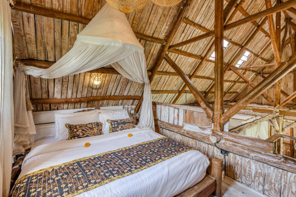 Postel nebo postele na pokoji v ubytování The Rice Joglo Eco-Stay