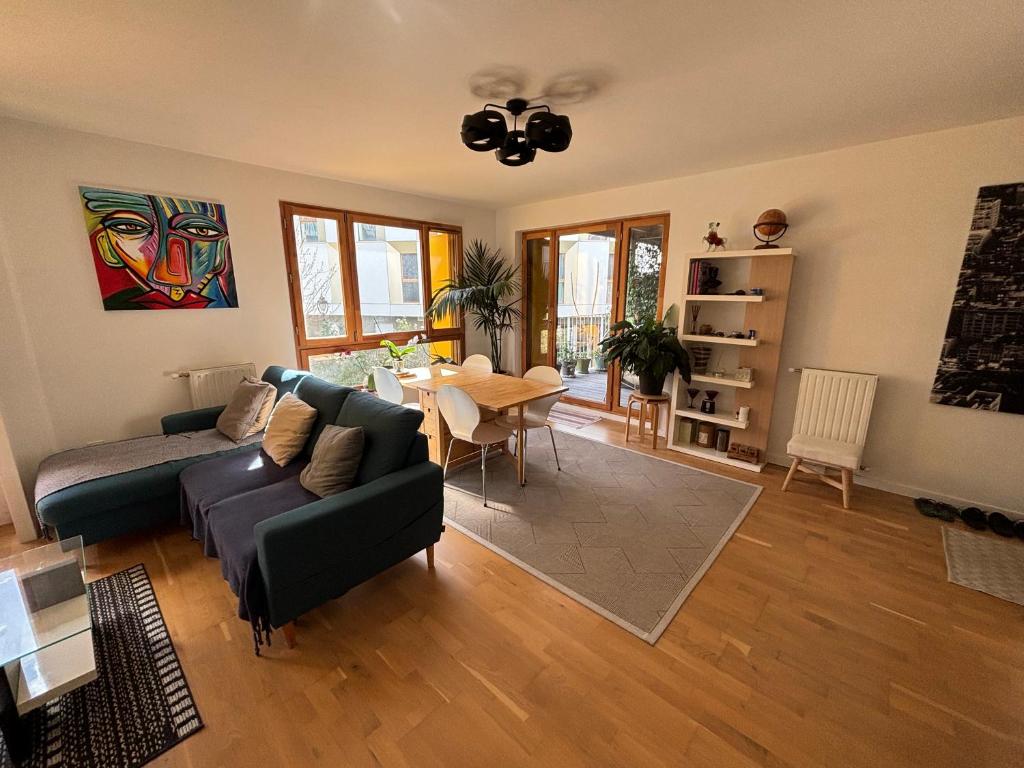 uma sala de estar com um sofá e uma mesa em Ideal Olympic Games 2024 - Quiet and Modern em LʼÎle-Saint-Denis