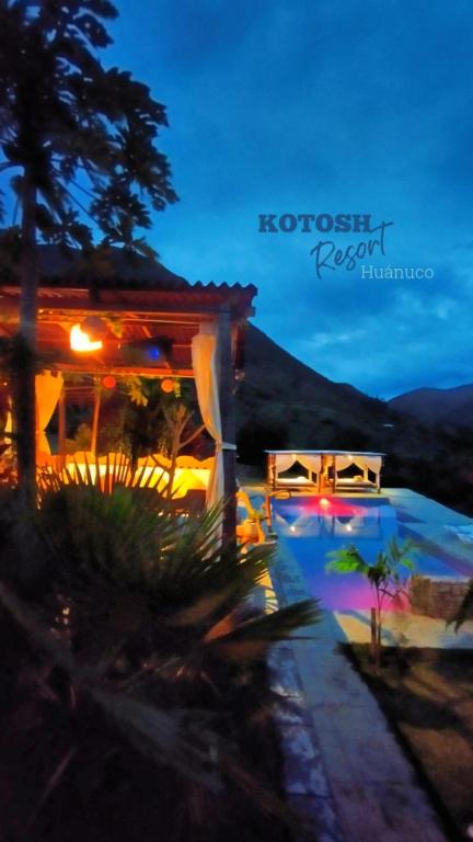 un complexe avec une piscine et un pont la nuit dans l'établissement CASA DE CAMPO TURÍSTICO KOTOSH RESORT, à Huánuco