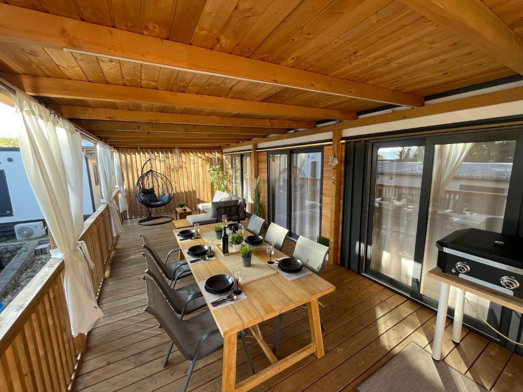 une chambre avec une table et des chaises sur une terrasse dans l'établissement Anaida, à Selce