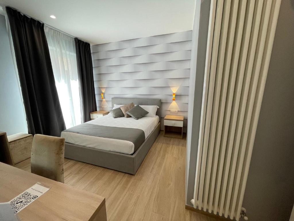 um quarto com uma cama e uma mesa num quarto em Martini Suite 2 Bari em Bari