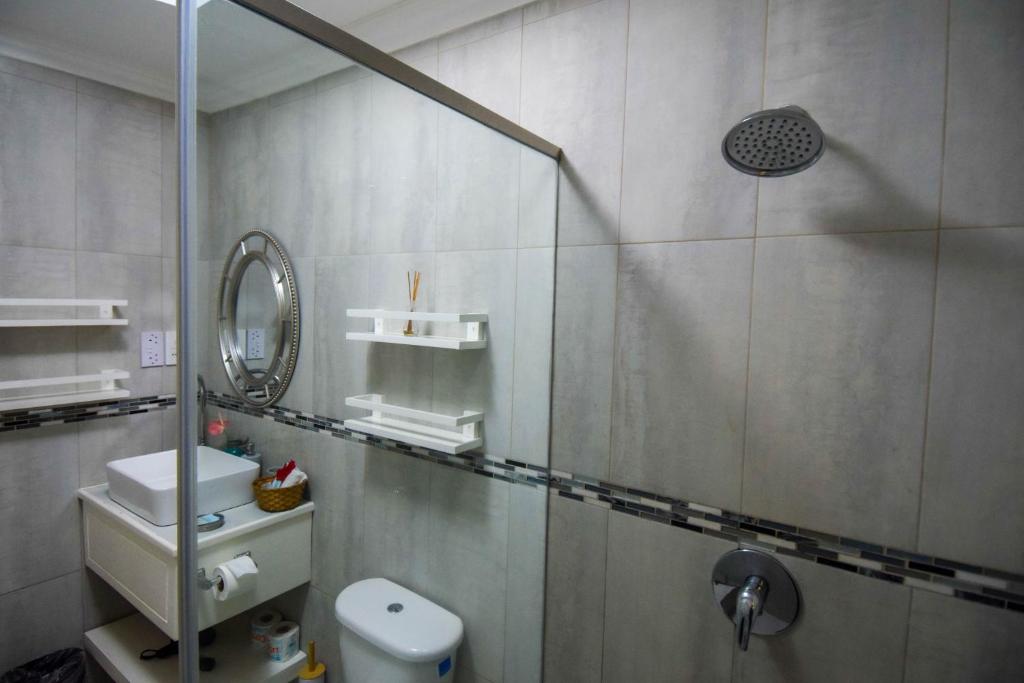 Koupelna v ubytování Sea Piton View Apartment- Location, Convenience, Modern Living