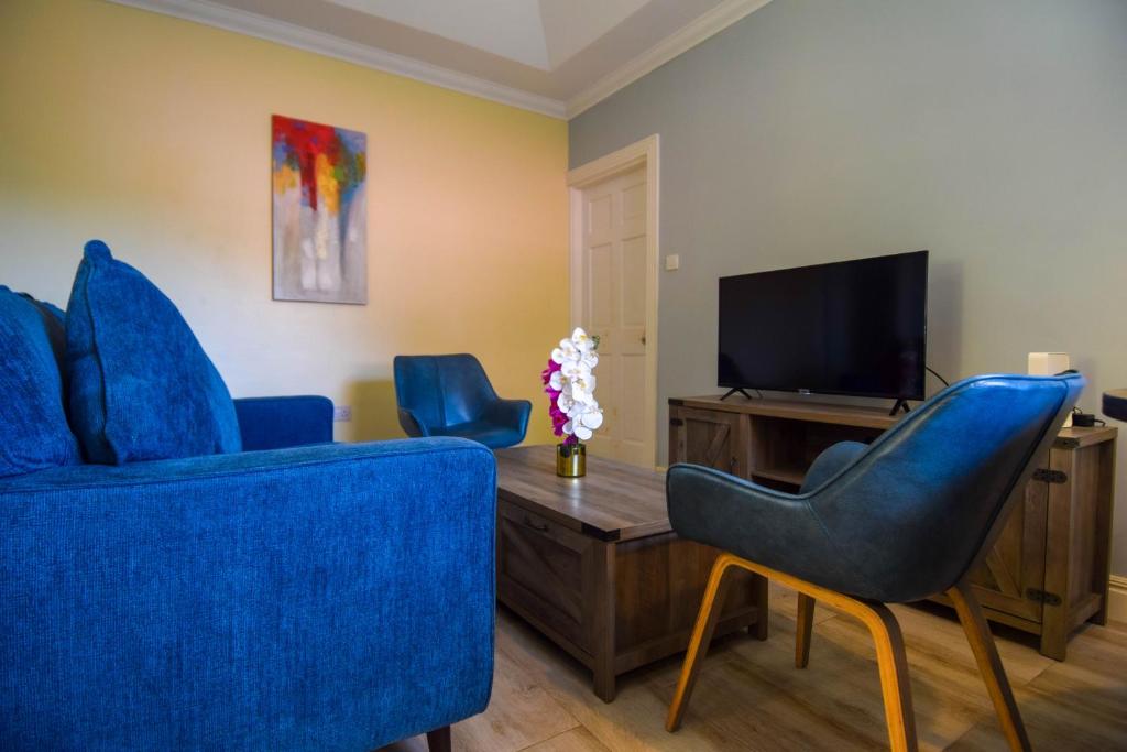 TV a/nebo společenská místnost v ubytování Sea Piton View Apartment- Location, Convenience, Modern Living