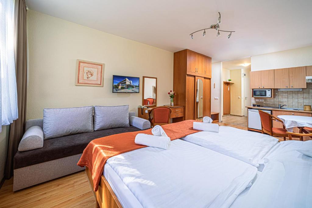 Łóżko lub łóżka w pokoju w obiekcie Apartman Hotel