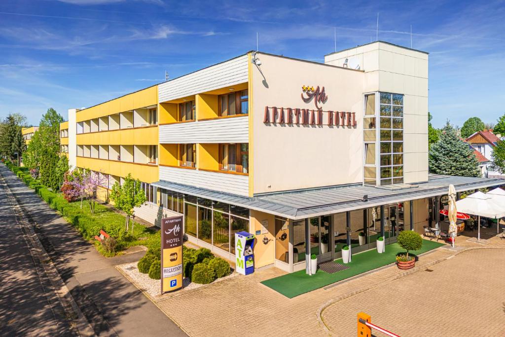 una vista aérea de un edificio con un hotel en Apartman Hotel en Bük