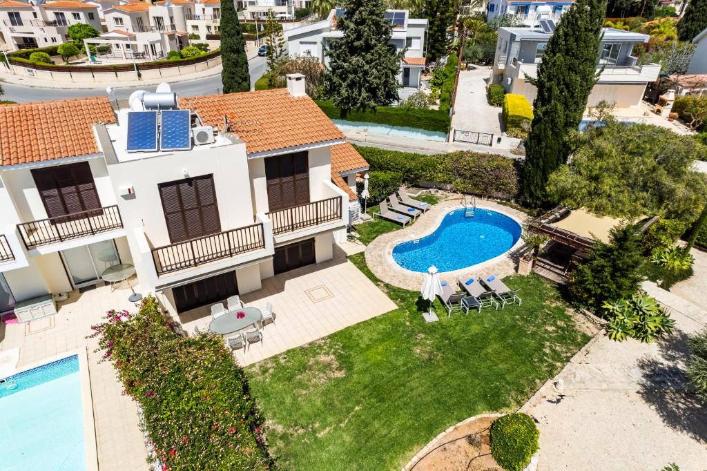 uma vista aérea de uma villa com piscina em Villa Demiana by Ezoria Villas em Coral Bay