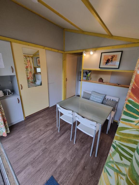 Kuchyň nebo kuchyňský kout v ubytování Camping L'Orée des Cévennes