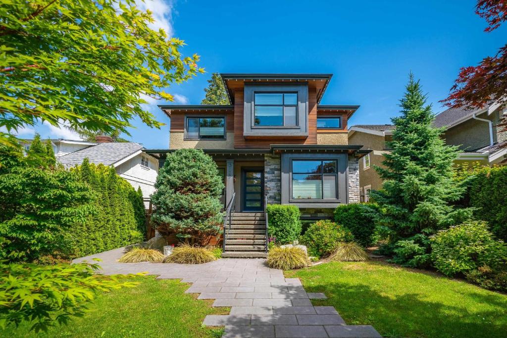une maison avec un aménagement paysager devant elle dans l'établissement Charming Modern Home Near Downtown and UBC, à Vancouver